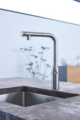 фото Змішувач для кухні з висувним виливом Grohe Essence SmartControl (31615DC0)