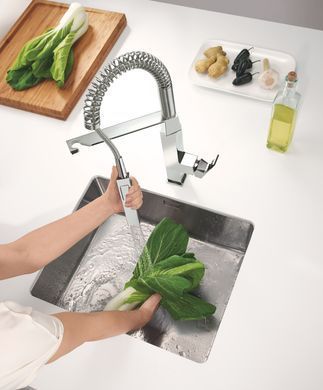 фото Змішувач для кухні з гнучким виливом Grohe Eurocube (31395000)
