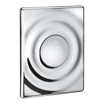 фотографія Клавиша смыва Grohe Surf (38574000) представляет собой стильное и функциональное решение для унитаза, обеспечивая эффективный смыв и удобное использование. Вот основные характеристики:Коллекция: SurfПоверхность: ХромМатериал: ABS пластикНа