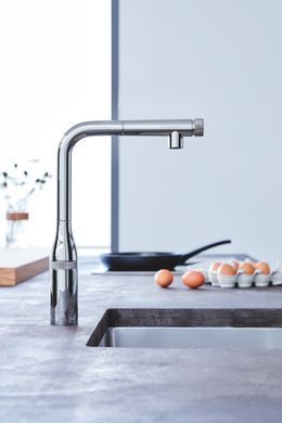 фото Змішувач для кухні з висувним виливом Grohe Essence SmartControl (31615000)